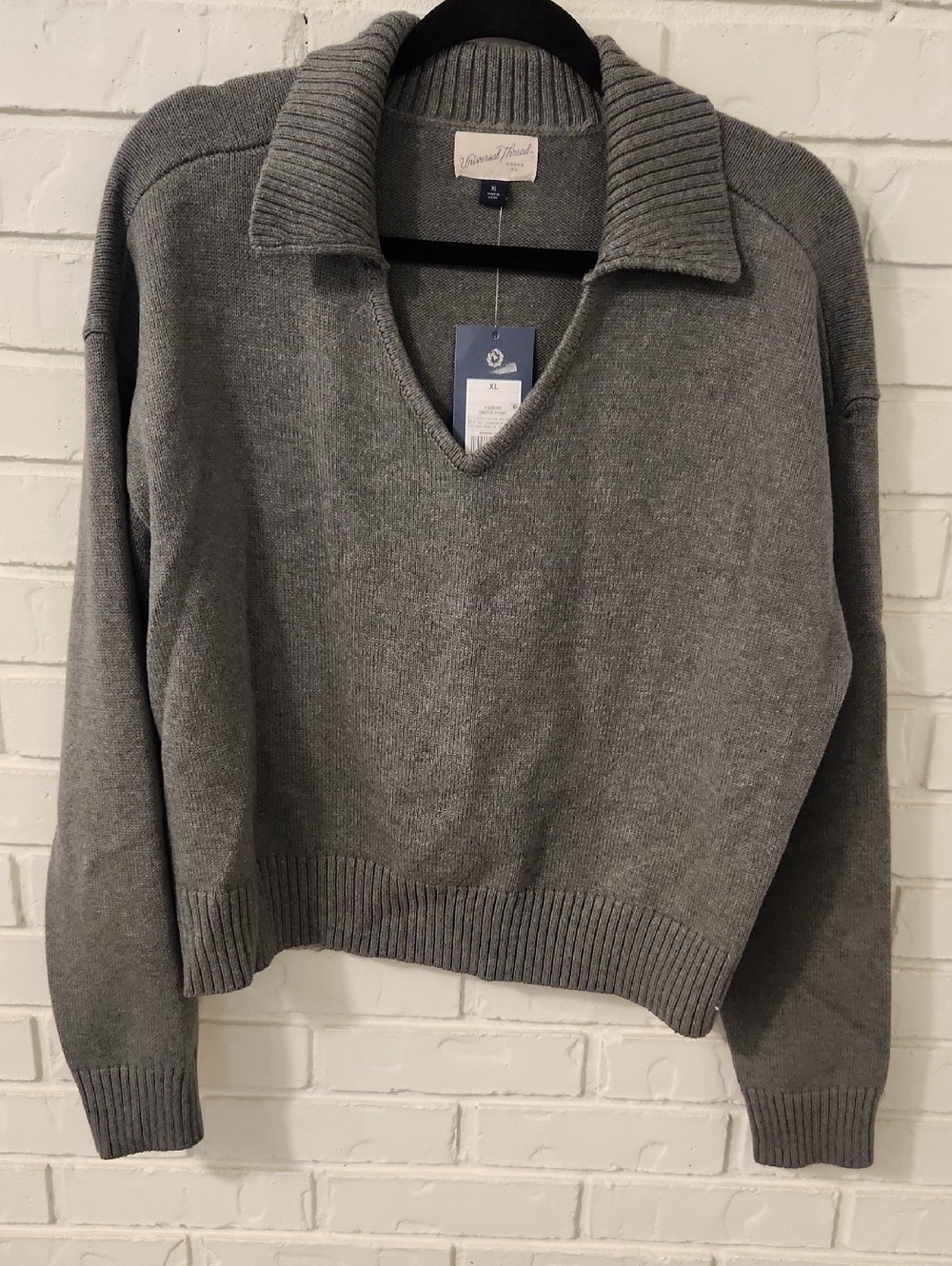 Universal Thread Heather Gray V‑Neck Ribbed Collar Sweater